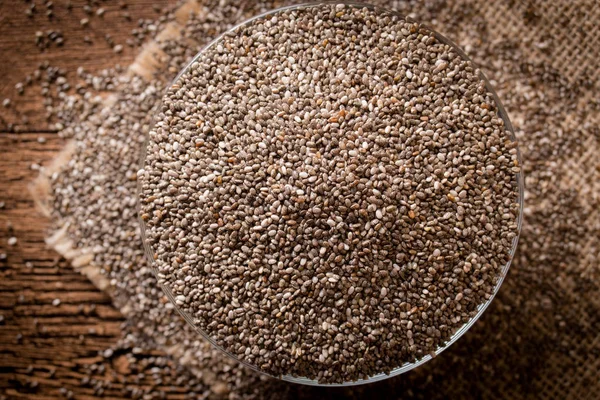 Chia tohum ahşap arka plan üzerinde. Üstten Görünüm