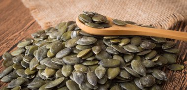 Rustik arka plan üzerinde kabak çekirdeği