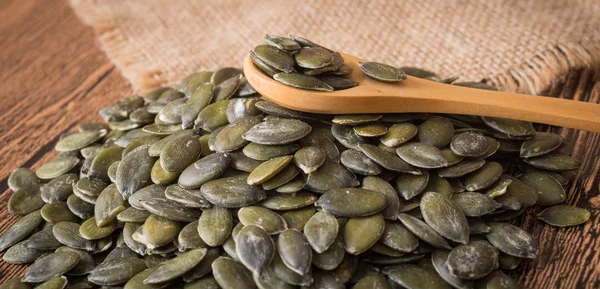 Rustik arka plan üzerinde kabak çekirdeği