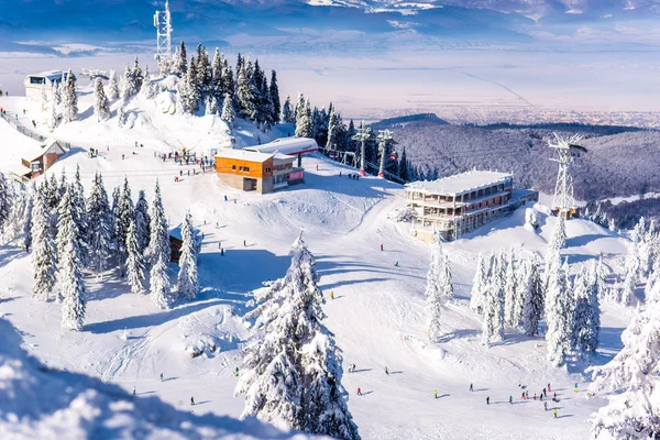 Skidanläggning i bergen, Rumänien, Transsylvanien, Brasov, Poiana Brasov — Stockfoto