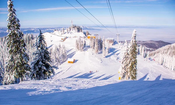 Skidanläggning i bergen, Rumänien, Transsylvanien, Brasov, Poiana Brasov — Stockfoto