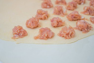 Kur mantı, mantı veya etli köfte yapma işlemi yapmak