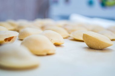 Kur mantı, mantı veya etli köfte yapma işlemi yapmak