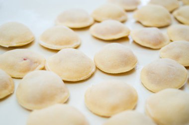 Kur mantı, mantı veya etli köfte yapma işlemi yapmak