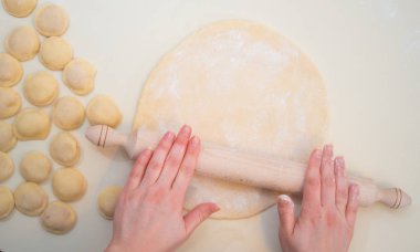 Kur mantı, mantı veya etli köfte yapma işlemi yapmak