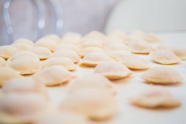 Kur mantı, mantı veya etli köfte yapma işlemi yapmak