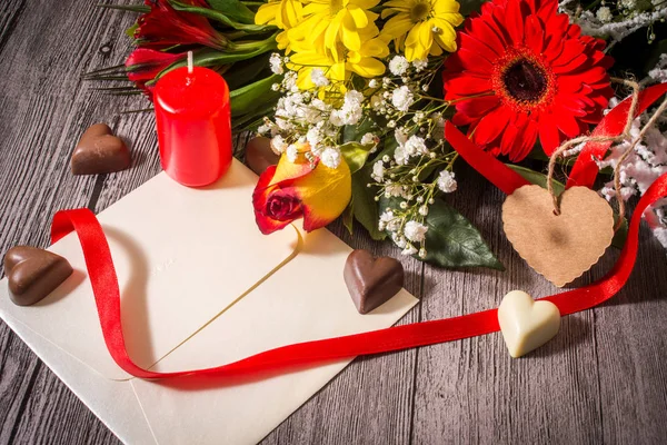 Tarjeta de felicitación del día de San Valentín, flores y chocolates en el coro — Foto de Stock