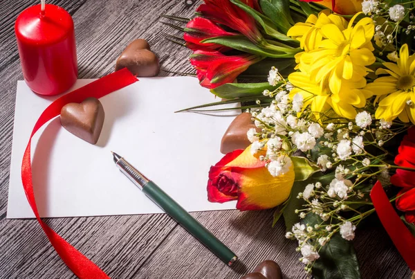 Tarjeta de felicitación del día de San Valentín, flores y chocolates en el coro — Foto de Stock