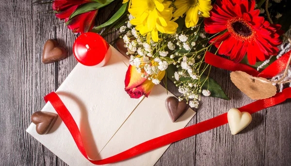 Tarjeta de felicitación del día de San Valentín, flores y chocolates en el coro — Foto de Stock