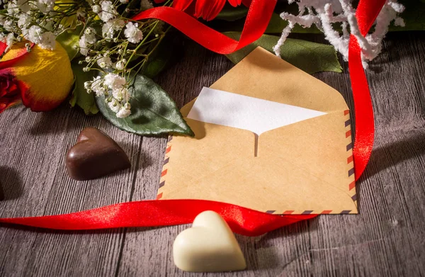 Tarjeta de felicitación del día de San Valentín, flores y chocolates en el coro — Foto de Stock