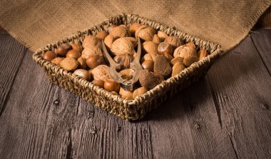 ahşap backgro üzerinde dokuma bir sepet içinde fındık lezzetli çeşitler