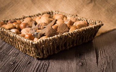 ahşap backgro üzerinde dokuma bir sepet içinde fındık lezzetli çeşitler