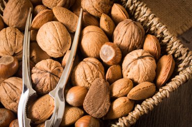 ahşap backgro üzerinde dokuma bir sepet içinde fındık lezzetli çeşitler