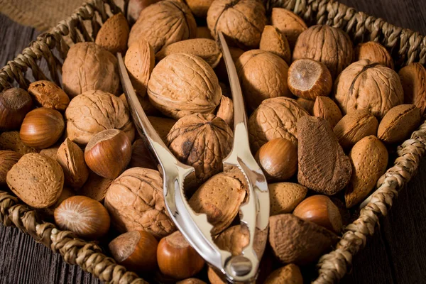 ahşap backgro üzerinde dokuma bir sepet içinde fındık lezzetli çeşitler