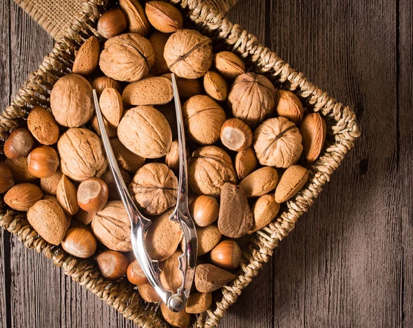 ahşap backgro üzerinde dokuma bir sepet içinde fındık lezzetli çeşitler