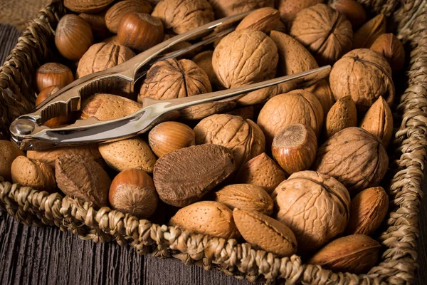 ahşap backgro üzerinde dokuma bir sepet içinde fındık lezzetli çeşitler