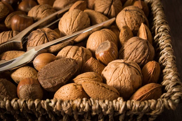 ahşap backgro üzerinde dokuma bir sepet içinde fındık lezzetli çeşitler