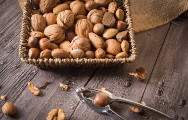 ahşap backgro üzerinde dokuma bir sepet içinde fındık lezzetli çeşitler