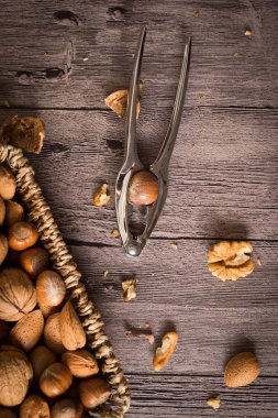 ahşap backgro üzerinde dokuma bir sepet içinde fındık lezzetli çeşitler