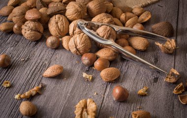 Ahşap arka plan üzerinde fındık lezzetli çeşitler