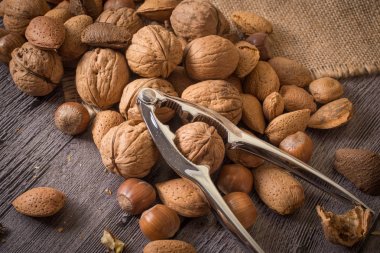 Ahşap arka plan üzerinde fındık lezzetli çeşitler