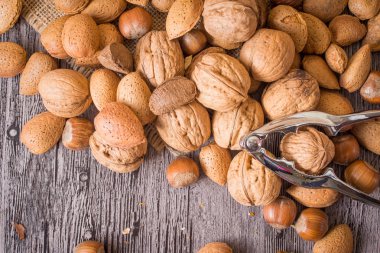 Ahşap arka plan üzerinde fındık lezzetli çeşitler