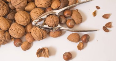 Beyaz zemin üzerine fındık lezzetli çeşitler