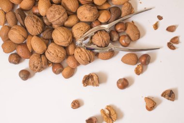 Beyaz zemin üzerine fındık lezzetli çeşitler