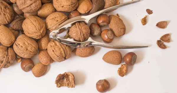 Beyaz zemin üzerine fındık lezzetli çeşitler