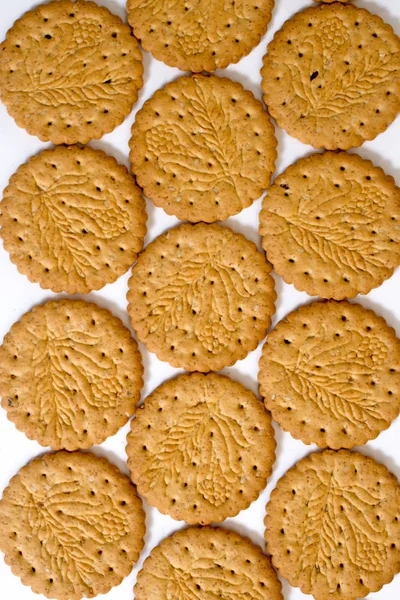 Beyaz arka plan üzerinde sindirim bisküvi. Üstten Görünüm