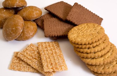 Beyaz arka plan üzerinde izole lezzetli bisküviler