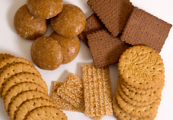 Beyaz arka plan üzerinde izole lezzetli bisküviler. Üstten Görünüm