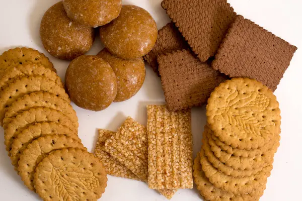 Beyaz arka plan üzerinde izole lezzetli bisküviler. Üstten Görünüm