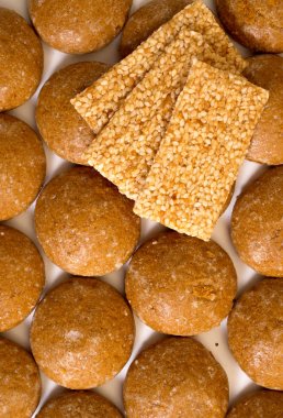 Bisküvi ve tatlı bal ve susam çubuklarıyla. Üstten Görünüm