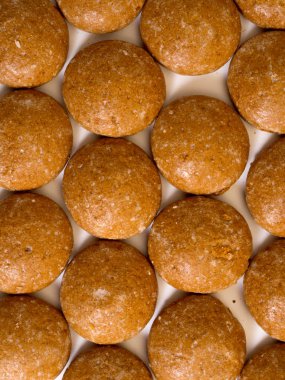 Beyaz arka plan üzerinde izole taze ev yapımı kurabiyeler. Üstten Görünüm