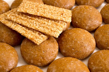 Bisküvi ve tatlı bal ve susam çubuklarıyla