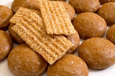 Bisküvi ve tatlı bal ve susam çubuklarıyla