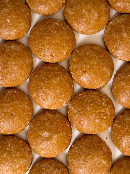 Beyaz arka plan üzerinde izole taze ev yapımı kurabiyeler. Üstten Görünüm