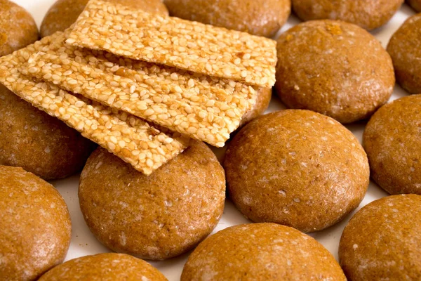 Bisküvi ve tatlı bal ve susam çubuklarıyla