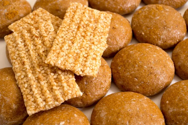 Bisküvi ve tatlı bal ve susam çubuklarıyla