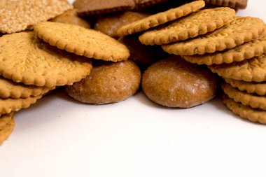 Beyaz arka plan üzerinde izole lezzetli bisküviler