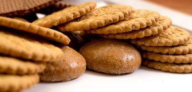 Beyaz arka plan üzerinde izole lezzetli bisküviler