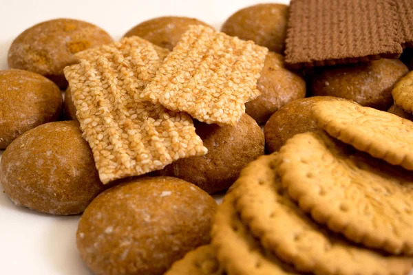 Beyaz arka plan üzerinde izole lezzetli bisküviler