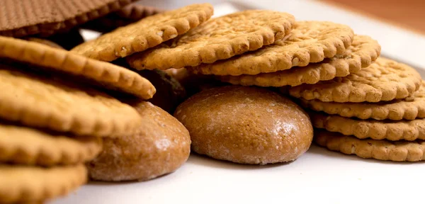 Beyaz arka plan üzerinde izole lezzetli bisküviler