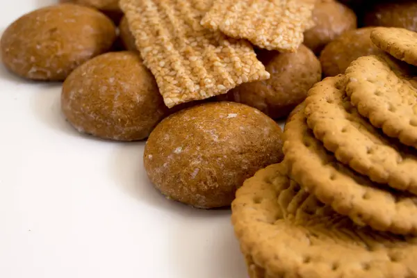 Beyaz arka plan üzerinde izole lezzetli bisküviler