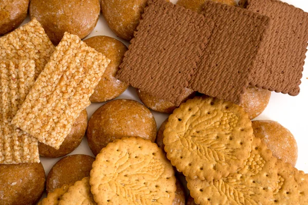 Beyaz arka plan üzerinde izole lezzetli bisküviler. Üstten Görünüm