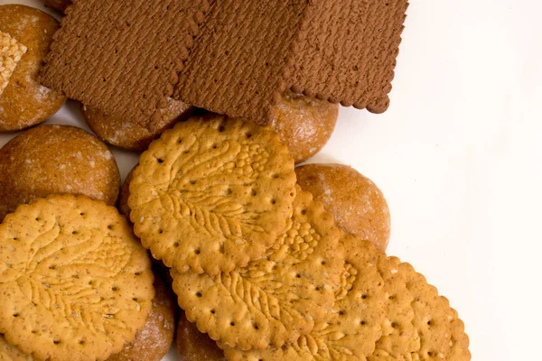 Beyaz arka plan üzerinde izole lezzetli bisküviler. Üstten Görünüm