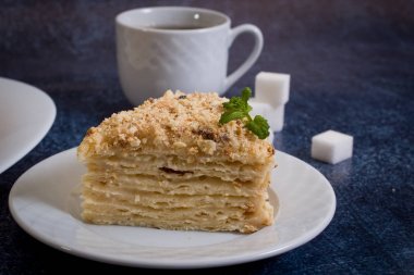 Bir dilim pasta Napolyon ev yapımı