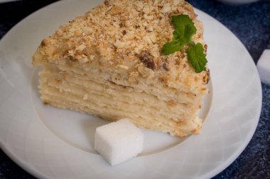 Bir dilim pasta Napolyon ev yapımı