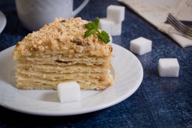 Bir dilim pasta Napolyon ev yapımı